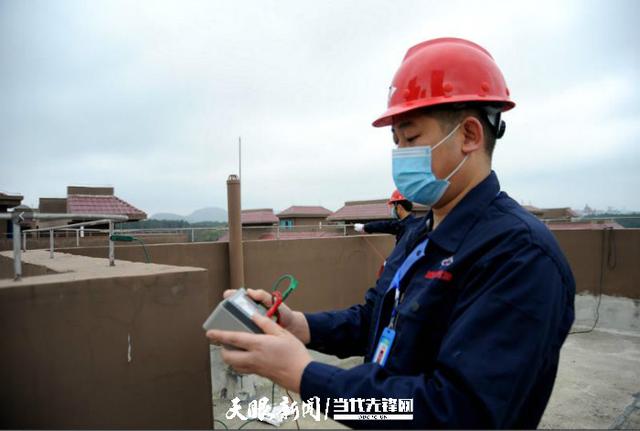 技术人员对房屋避雷带开展检测